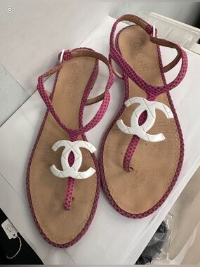 CHANEL Pink Leather Logo Thong Sandals with White CC